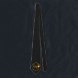 GesamtSonnenfinsternis am 2. Juli 2019 Südamerika Krawatte<br><div class="desc">Werden Sie zur großen südamerikanischen GesamtSonnenfinsternis fertig, die am 2. Juli 2019 stattfindet. Diese coole Krawatte kann mit einer Stadt, Land oder Ihrem eigenen kundenspezifischen Text besonders angefertigt werden. Ändern Sie leicht den Spitzen- und Unterseitentext auch. Die Ausrüstungsbeschreibungen eine dunkle Silhouette des Mondes, der die Sonne mit einem Rotglühen undeutlich...</div>