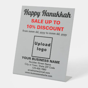 Geschäft Chanukka Sale auf grauem Podest Schild