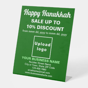 Geschäft Chanukka Sale auf Grünem Podest Schild