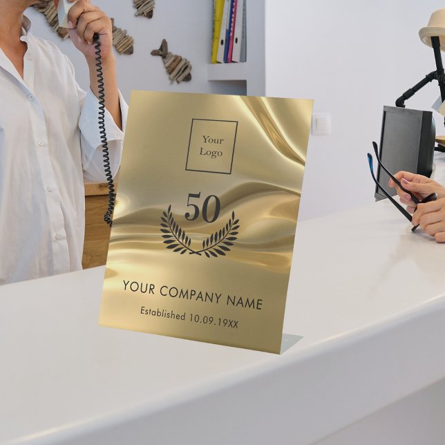 Geschäftsjahre mit Gold-Logo Sockelschild (Von Creator hochgeladen)