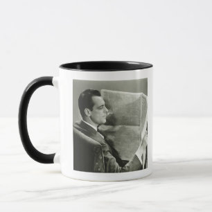 Geschäftsmann, der die Zeitung liest Tasse