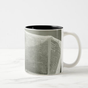 Geschäftsmann, der die Zeitung liest Zweifarbige Tasse