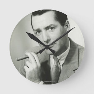 Geschäftsmann raucht Zigarre Runde Wanduhr