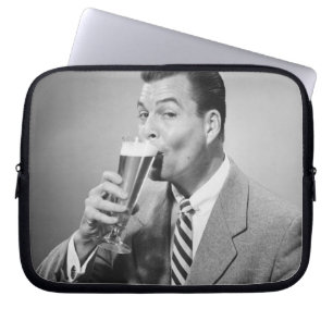 Geschäftsmann-trinkendes Bier Laptopschutzhülle