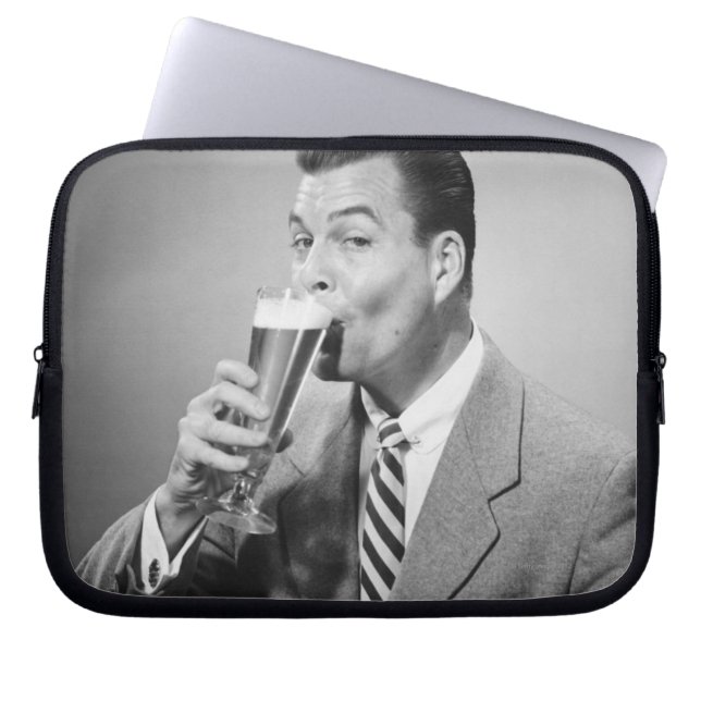 Geschäftsmann-trinkendes Bier Laptopschutzhülle (Vorderseite)