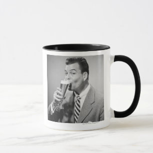 Geschäftsmann-trinkendes Bier Tasse