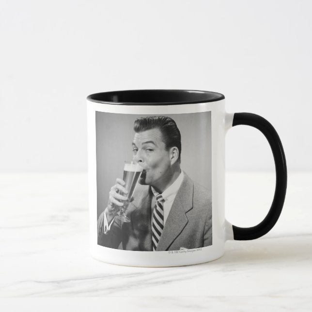 Geschäftsmann-trinkendes Bier Tasse (Rechts)