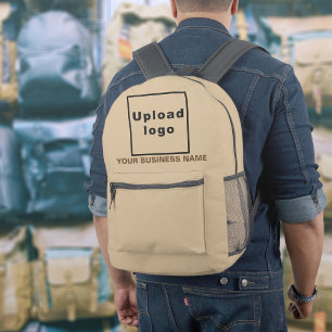 Geschäftsname und Logo auf hellbraunem Rucksack