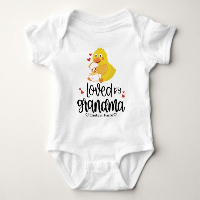 Geschenk für Großkind - Küken und Hen Loved by Oma Baby Strampler (Vorderseite)