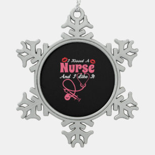 Geschenk für Krankenschwester Ich küsste eine Kr Schneeflocken Zinn-Ornament