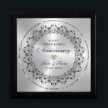 Geschenk zum 25. Hochzeitstag Erinnerungskiste<br><div class="desc">Mit diesem eleganten Design begehen Sie Ihr 25-jähriges Jubiläum - eine verzierte Mandala aus schwarzem Weiß auf einem silbernen Bild aus Metall. Sie sind stündlich mit weißen Diamanten geschmückt - in schwarzem Schwarz in einem glänzenden silbernen Kreis.</div>