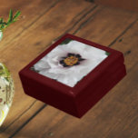 Geschenkboxen "White Tree Peony Floral"<br><div class="desc">In dieser hölzernen Geschenkboxen mit Keramik-Fliesen,  die das Foto einer großen Blume aus weißem Baumpferd mit dunklen lila Mittelbildern zeigt,  werden Schmuckstücke,  Schmuck und andere kleine Pfannkuchen aufbewahrt. Ein schönes,  blumengeschmücktes Design! Wählen Sie Ihre Geschenkboxen und Farbe.</div>