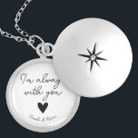 Geschenke für personalisierte Fernbeziehungen Medaillon<br><div class="desc">Dein Liebling wird diese Liebe Jeton Liebe lassend ihr wissen,  dass du immer über sie nachdenkst und mit ihr zusammen bist. Hübsche Skriptkalligraphie und die Phrase "Ich bin immer bei dir" und ein Herz sind in der Mitte. Personalisieren Sie Ihre Namen für eine besondere Touch.</div>