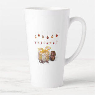 Geschenke und Christbaumkugeln Milchtasse