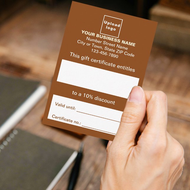 Geschenkgutschein Begleitkarte (Customer holding business brown gift certificate)