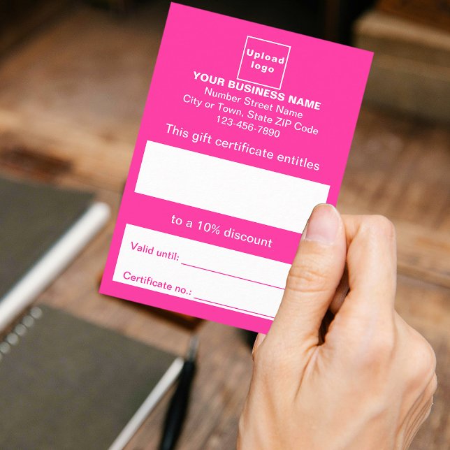 Geschenkgutschein "Business Pink" Begleitkarte (Customer holding business pink gift certificate)
