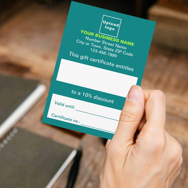 Geschenkgutschein für Aquamarine Geschenke Begleitkarte (Customer holding business teal green gift certificate)