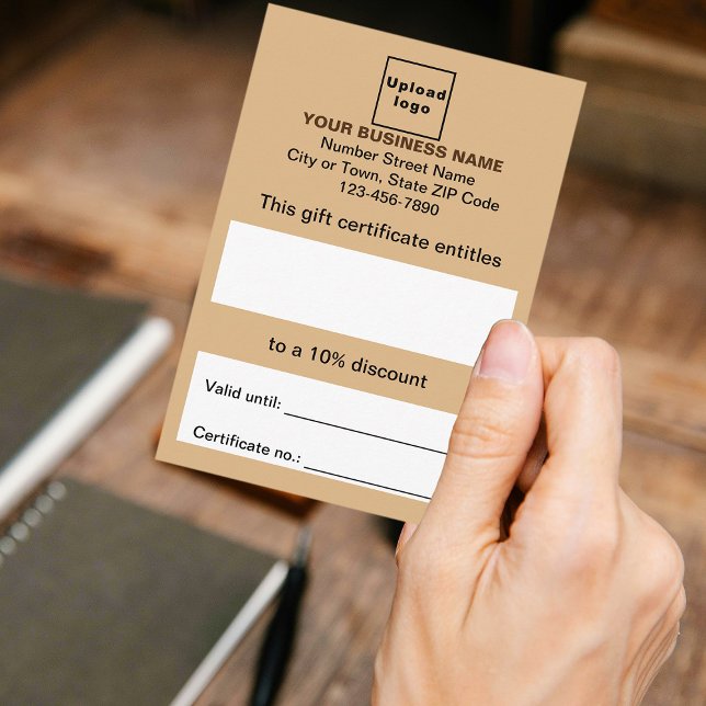 Geschenkgutschein für Business Light Brown Begleitkarte (Customer holding business light brown gift certificate)
