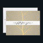 Geschenkgutschein für Elegantes Gold Leaf Tree Mus<br><div class="desc">Ein Imitat metallisches Blattmuster ist ruhig und schön auf diesem Geschenkgutschein. Ideal für Salons,  Wellness-Center,  Massagetherapeuten,  Boutiquen,  etc. Passen Sie den Text einfach an Ihre Bedürfnisse an. © 1201AM CREATIVE</div>