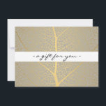 Geschenkgutschein für Elegantes Gold Leaf Tree Mus<br><div class="desc">Ein Imitat metallisches Blattmuster ist ruhig und schön auf diesem Geschenkgutschein. Ideal für Salons,  Wellness-Center,  Massagetherapeuten,  Boutiquen,  etc. Passen Sie den Text einfach an Ihre Bedürfnisse an. © 1201AM CREATIVE</div>