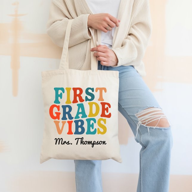 Geschenkgutscheine für den Retro-Lehrer Tragetasche (first grade vibes tote, teacher tote bag, retro teacher gift, first grade teacher gift, custom tote )