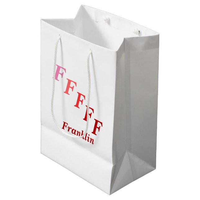 Geschenktasche - Name und gesteppte Buchstaben in  Mittlere Geschenktüte (Vorderseite Schrägansicht)