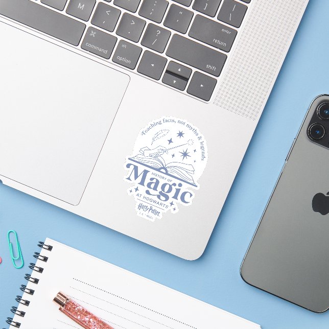 Geschichte der Magie bei HOGWARTS™ Aufkleber (Laptop mit iPhone)