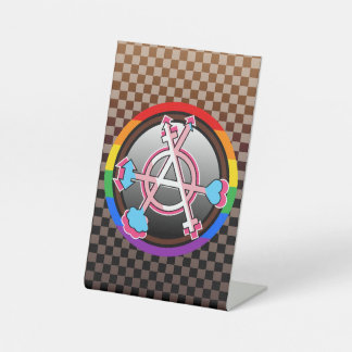 Geschlechter-Anarchie-Symbol, Emblem auf dunklem S Sockelschild