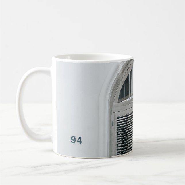 GESCHLOSSENE GARTENHOLZTÜR UNTER DER SCHWARZEN LIC KAFFEETASSE (Links)