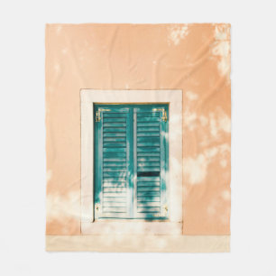 Geschlossene grüne Holztür Fleecedecke