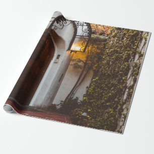 GESCHLOSSENE HOLZTÜR AM TAG GESCHENKPAPIER
