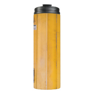 GESCHLOSSENE HOLZTÜR MIT PADLOCK THERMOSBECHER