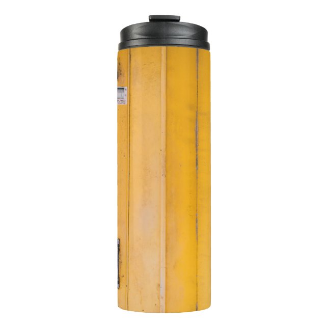 GESCHLOSSENE HOLZTÜR MIT PADLOCK THERMOSBECHER (Vorderseite)