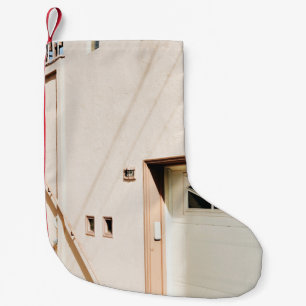 GESCHLOSSENE WEISSE HOLZTÜR KLEINER WEIHNACHTSSTRUMPF