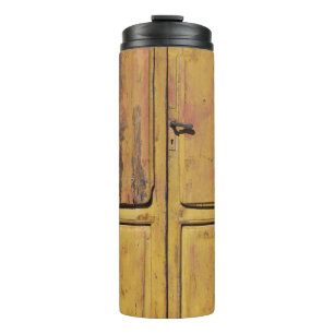 Geschlossener Holzschrank Thermosbecher