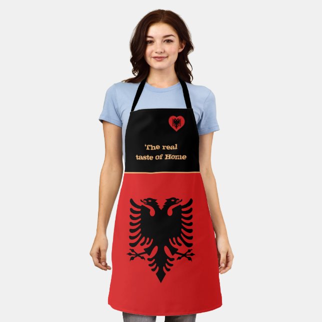 Geschmack von Zuhause & albanischer Flagge, Albani Schürze (Getragen)
