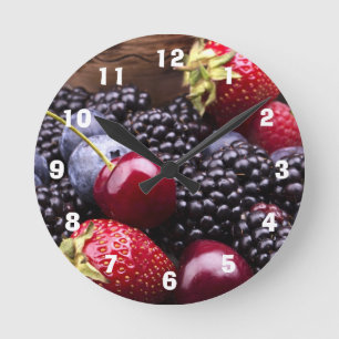 Geschmackvolle Sommer-Früchte auf einer hölzerne Runde Wanduhr