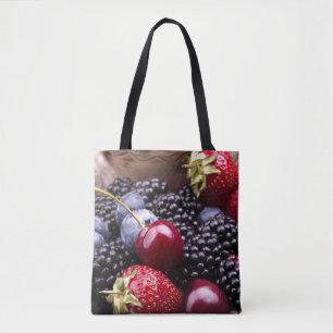 Geschmackvolle Sommer-Früchte auf einer hölzerne Tasche