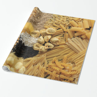Geschmackvolle Zusammenstellung von Teigwaren und Geschenkpapier