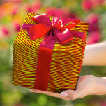Geschmolzener Goldeffekt Moiré-Streifen - Abstrakt Geschenkpapier<br><div class="desc">Dieses abstrakte und moderne Design wurde vor allem für diejenigen geschaffen, die ungewöhnliche, aber saubere Designs mögen. Die optische Täuschung des Moiré-Musters vermittelt einen Eindruck von digitalem Glanz und welliger Bewegung. Hauptfarben der schmelzenden goldenen Effekt Streifen: gelb, orange rot. Finden Sie weitere Packpapiere mit trippigen Mustern in meiner MOIRÉ GIFT...</div>