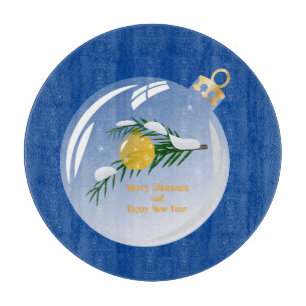 Geschmückter Weihnachtszweig in einer Glaskugel Schneidebrett