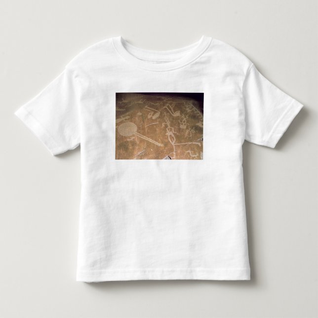 Geschnitzte Petroglyphe, die Zahlen darstellt Kleinkind T-shirt (Vorderseite)