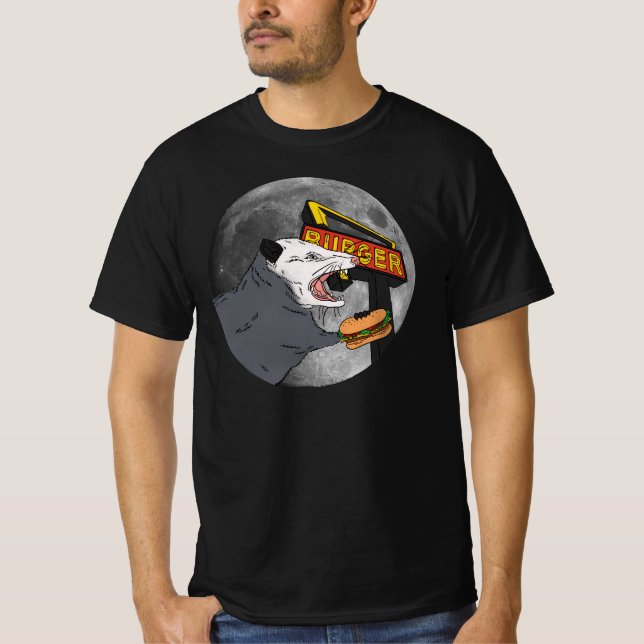 Geschrei Opossum Eating in Front des Mondes T-Shirt (Vorderseite)