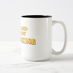 Geschrieben und Regie von Overthinking Shirt Zweifarbige Tasse