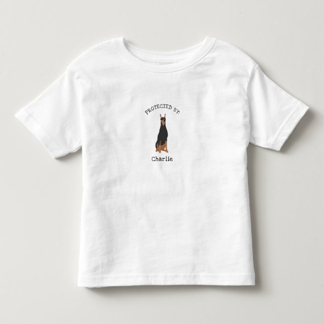 Geschützt durch Doberman Hunde Rasse Shirt (Vorderseite)