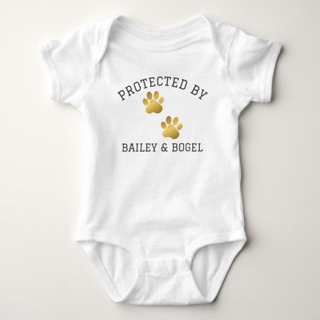 Geschützt durch Hunde Name Shirt Baby Dusche Neuge (Vorderseite)