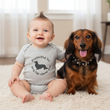 Geschützt von einem Hunde-Baby-Outfit für die Dack