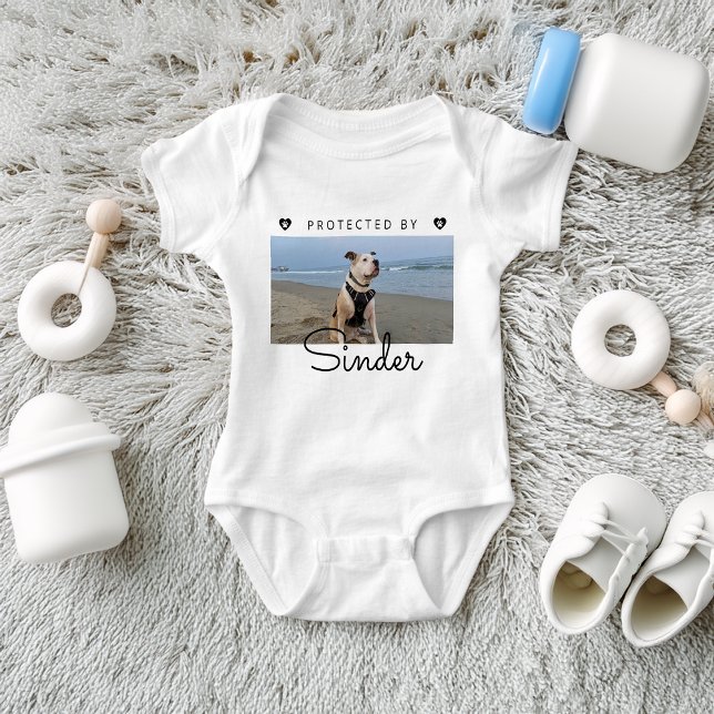 Geschützt von Hund-Foto personalisiert  Baby Strampler (Protected By Dog Photo Personalized Baby Bodysuit)