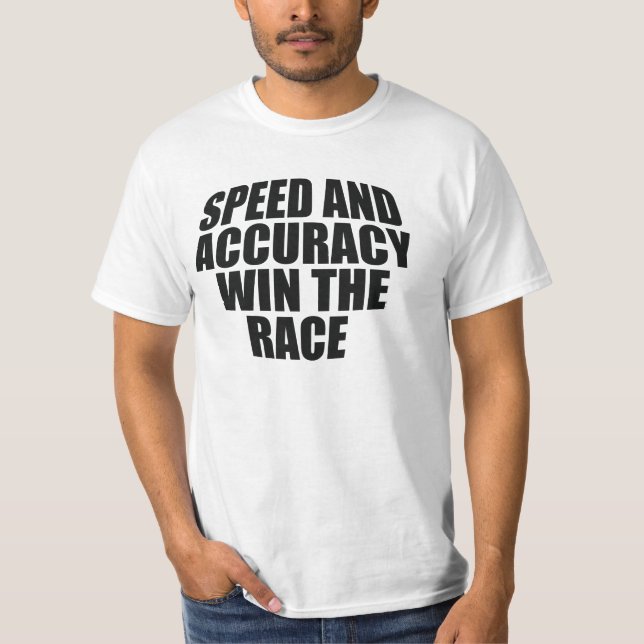 GESCHWINDIGKEIT UND GENAUIGKEIT GEWINNEN DEN RACE. T-Shirt (Vorderseite)