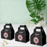 Geschwindigkeitsbegrenzungsschild mit CUSTOM AGE G Geschenkschachtel<br><div class="desc">Passen Sie Ihr Alter für die perfekte Autos und Fahrer themed Geburtstagsparty an. Rotes Rundverkehrsschild mit modernem grafischen Stil. Bitte Karo der passenden Kollektion für KOORDINIERENDE GEGENSTÄNDE. Originale Kunstwerke von PUPSIKU STUDIO. 100% einzigartiges Produkt</div>